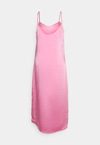 Robe nuisette en satin rose avec de fines bretelles, un décolleté en scoop subtil et une silhouette droite tombant juste au-dessus du genou. Texture lisse.
