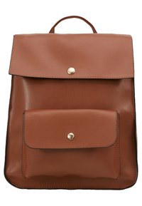 Ruskea nahkainen reppu, jossa on läpällinen yläosa, napsautettava suljin, etutasku ja lyhyt kantokahva. Sileä pinta, jossa on vähän ompelusaumoja.