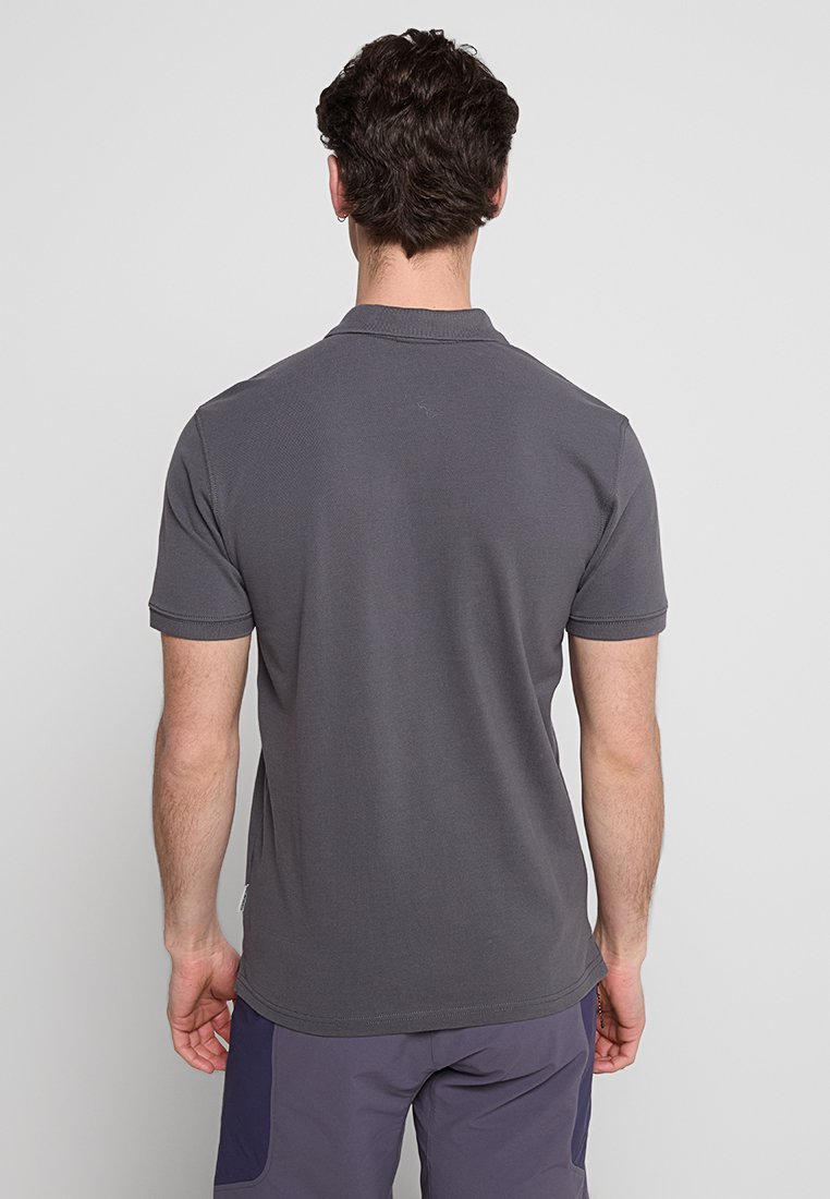 Graues Poloshirt aus strukturiertem Stoff, kurzer Ärmel und klassischer Kragen, von hinten gezeigt. Mit einem dezenten Logo in der Nähe des Saums.