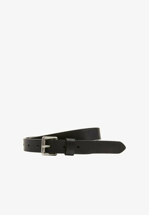 Zwarte leren riem met een zilveren rechthoekige gesp, voorzien van een gladde textuur, verschillende geperforeerde gaten voor maatvoering en een taps toelopend uiteinde.