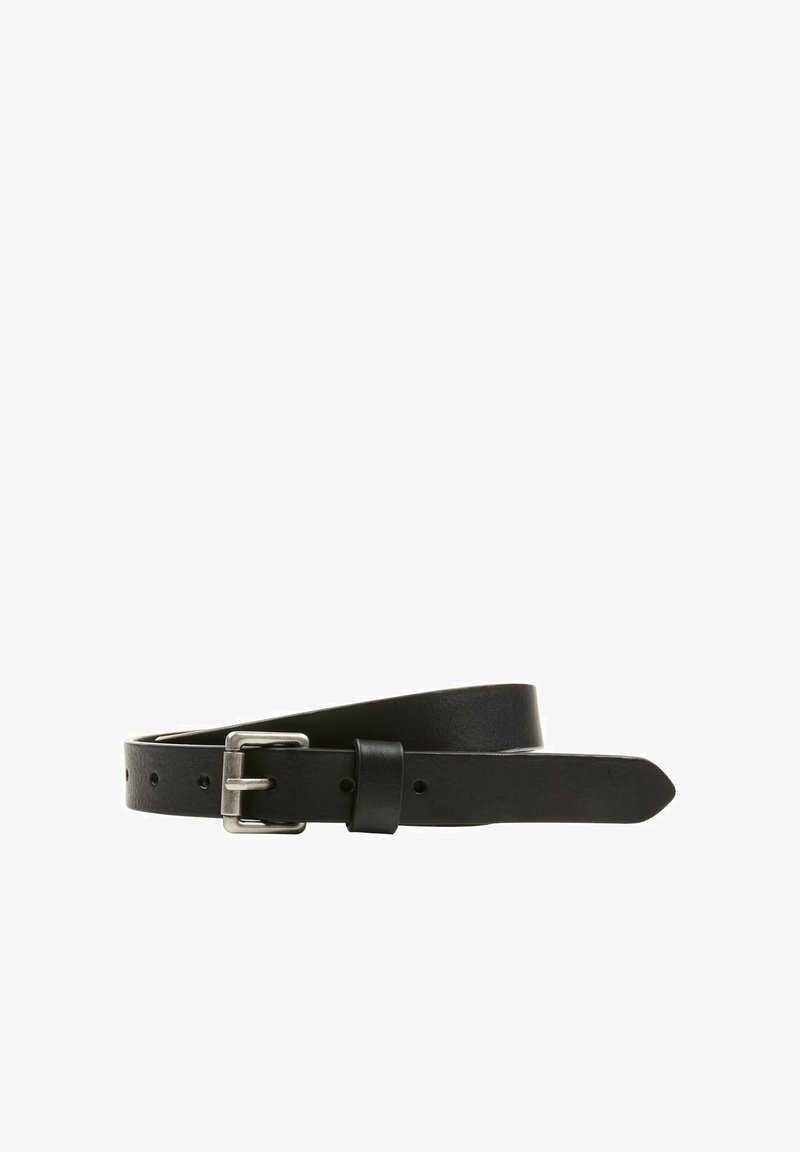 Zwarte leren riem met een zilveren rechthoekige gesp, voorzien van een gladde textuur, verschillende geperforeerde gaten voor maatvoering en een taps toelopend uiteinde.