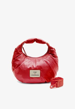 Borsa a mano rossa in pelle con manico corto e tracolla coordinata staccabile, con una targhetta metallica del marchio sulla parte frontale.