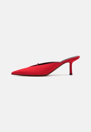 Mule en satin rouge avec un bout pointu et un petit talon. Présente un design minimaliste avec une couture centrale et une texture lisse.