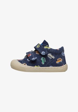 Scarpa da ginnastica blu in tela con motivi di veicoli, due cinturini in velcro, suola in gomma e punta arrotondata. Parte superiore texturizzata con un design giocoso.