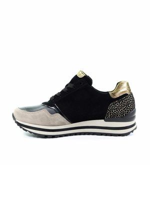 Sneaker wykonany z czarnego zamszu z beżową gumową podeszwą. Posiada błyszczący czarny nosek, złote akcenty i teksturowaną czarną panel tylny.
