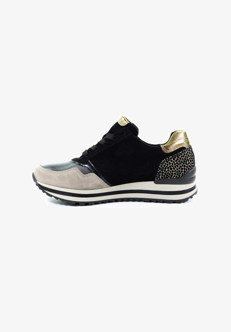 Sneaker wykonany z czarnego zamszu z beżową gumową podeszwą. Posiada błyszczący czarny nosek, złote akcenty i teksturowaną czarną panel tylny.