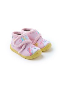 Pantofole di stoffa rosa con una texture pelosa, decorate con grafiche di unicorni, testo "MAGIC" e suola in gomma gialla. Chiusura con strap in velcro.