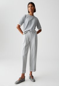 OPUS MID RISE CROPPED RELAXED FIT  - Pantalon classique - hazy fog melange