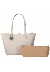 Gran bolsa tote gris con forro interior floral, herrajes plateados y un charm, acompañada de un pequeño pouch marrón claro. Textura suave y forma estructurada.