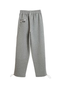 Pantalones de chándal grises con cintura elástica, bolsillo lateral con cremallera y puños ajustables con cordón. Hechos de un tejido suave y texturizado.