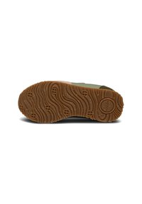 Grøn sneaker med en struktureret brun gummisål, der har mønstrede riller og et rundt logo nær hælen. Overmaterialet er blødt stof.