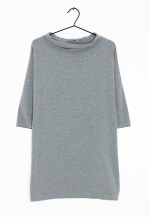 Tunique grise à manches courtes avec une coupe décontractée, fabriquée en tissu doux en mélange coton ; elle possède un col large et un ourlet arrondi.
