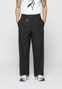 EIGHTYFIVE - PINSTRIPED REGULAR TAILORED PANTS UNISEX - Bukse - black Miniatyrbilde 1