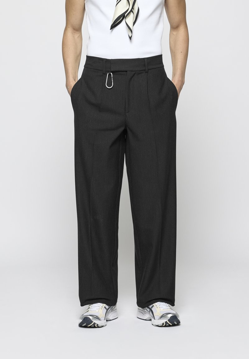 EIGHTYFIVE - PINSTRIPED REGULAR TAILORED PANTS UNISEX - Bukse - black, Forstørre