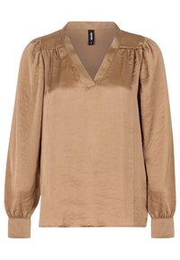 Blouse en satin beige avec un décolleté en V, des manches longues bouffantes et des détails froncés aux épaules. Texture lisse avec une coupe décontractée.