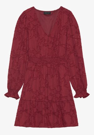 Robe rouge avec texture florale, décolleté en V, manches longues avec poignets froncés, taille élastique et design à jupe superposée. Tissu en mélange de coton.