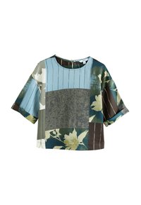 Kortsleevet top med et patchworkdesign i lyseblå, grøn og brun med blomster- og stribemønstre. Glat stof og afslappet pasform.