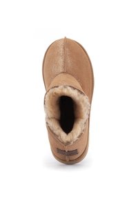 Bruine pantoffel met zachte, pluizige voering. Gemaakt van suède-achtig materiaal met een lichte glans. Rond neus en een laag profiel ontwerp. Voorzien van stikdetail.