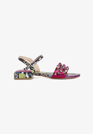 Sandaletto rosa con finitura metallica, punta chiusa con decorazioni e cinturino a stampa serpente. Tacco a blocco basso.