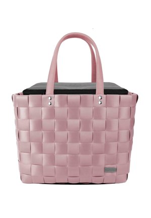Rosa geflochtene Tragetasche mit einem schwarzen Reißverschluss oben, ausgestattet mit glatten Griffen und silbernen Akzenten, entworfen mit einer Schachbrettstruktur.