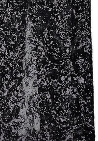 Tessuto in pizzo nero densamente decorato con piccole paillettes nere lucide che formano motivi floreali su uno sfondo trasparente.