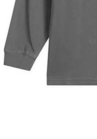 Indumento grigio a maniche lunghe con cuciture visibili ai polsini e all'orlo, esposto su uno sfondo bianco.