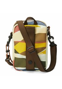 Borsa multicolore con motivi geometrici. Realizzata in tessuto resistente, dotata di una tracolla regolabile marrone, manico superiore e chiusura a scatto.