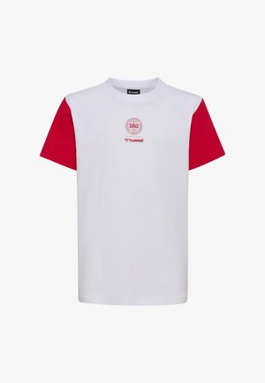 Biały T-shirt z czerwonymi krótkimi rękawami, z czerwonym logo Duńskiego Związku Piłki Nożnej oraz nazwą marki "hummel" na piersi.
