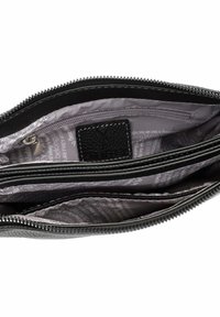 Portafoglio in pelle nera con esterno strutturato. L'interno presenta una fodera grigia, diversi scomparti e una tasca con zip per un'accoglienza sicura.