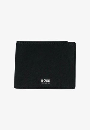 Černá texturovaná kožená peněženka s dvojitým skladem a stříbrným logem „BOSS“ umístěným uprostřed na přední straně, na bílém pozadí.