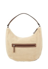 Beżowa torebka na ramię z sztucznego futra o zaokrąglonym kształcie, z brązowym skórzanym paskiem oraz przednią kieszenią na zamek. Miękka faktura i kontrastowe akcenty.