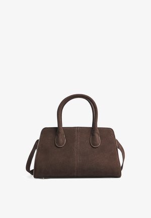 Brun suede håndtaske med to runde håndtag, en rektangulær form og en aftagelig skulderrem. Har syninger på forsiden.