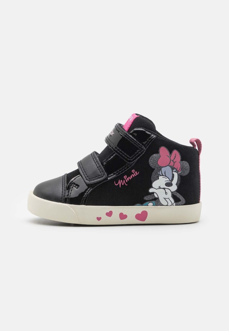 Chaussures montantes pour tout-petits en simili cuir noir avec des accents roses, affichant un motif graphique de Minnie Mouse et des cœurs sur la semelle. Fermetures à velcro.