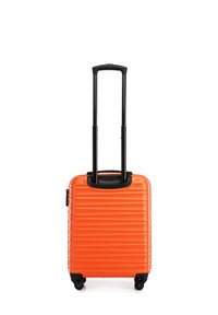 Valise rigide orange avec des rainures verticales, poignée rétractable noire et quatre roulettes pour un déplacement facile. Design compact et matériaux robustes.
