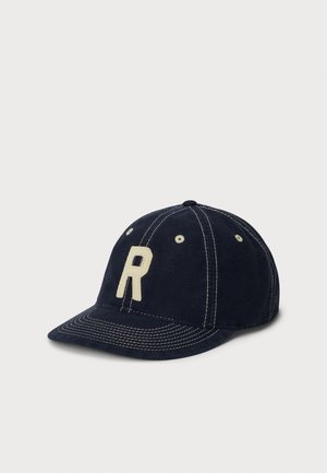 Tengerészkék baseballsapka, pamutból, ívelt karimával, elöl világos színű "R" betűvel, kontrasztos varrással.