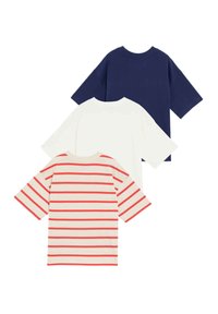 Tres camisetas: una azul marino, una blanca lisa, una beige con rayas rojas. Manga corta, material de algodón, corte relajado, cuello redondo.