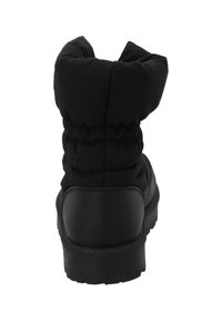Stivale alla caviglia imbottito e nero con un'asta alta e morbida. Presenta una suola in gomma solida e un accento lucido e liscio sul tacco. Materiale superiore testurizzato.