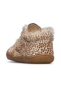 Pantoufles en fausse fourrure, motif léopard, dans des tons beige et blanc, avec un bout rond et une finition douce et texturée. Semelle en caoutchouc pour adhérence et confort.