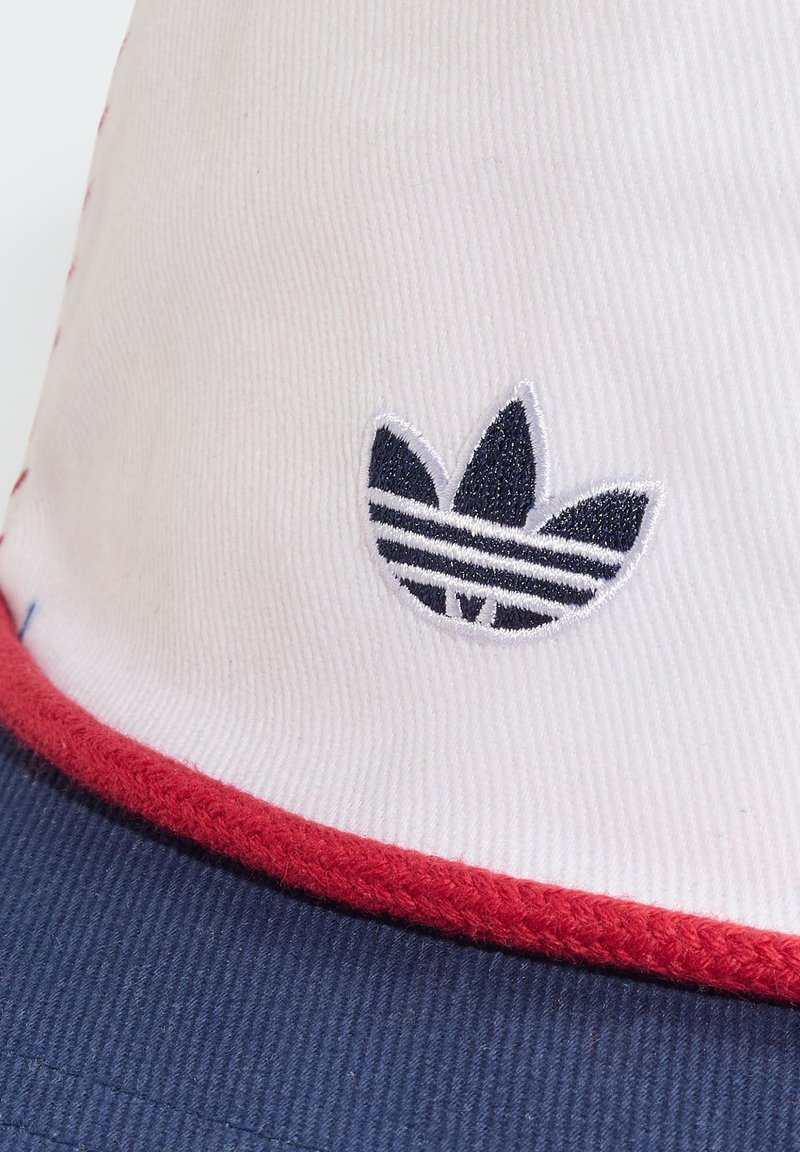Tela blanca y azul marino con ribete rojo que presenta un pequeño logo bordado negro de Adidas trefoil en la sección blanca.
