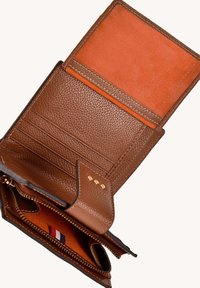 Portefeuille en cuir brun avec un intérieur orange, comprenant des emplacements pour cartes, un compartiment zippé et des accents en laiton. Surface texturée et design épuré.
