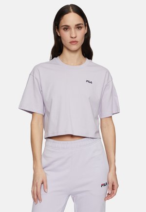 Lilla cropped t-shirt lavet af bomuld med korte ærmer. Har et lille sort FILA-logo på venstre brystområde. Simpel og afslappet pasform.