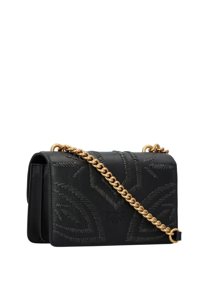 Bolso de mano de cuero negro con un patrón texturizado, correa de cadena dorada, forma rectangular, con diseños grabados en la parte frontal.