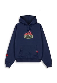 Sudadera con capucha de color azul marino hecha de una mezcla de algodón, con un bolsillo frontal y un logo "GARM" en patrón de llamas en rojo y verde.