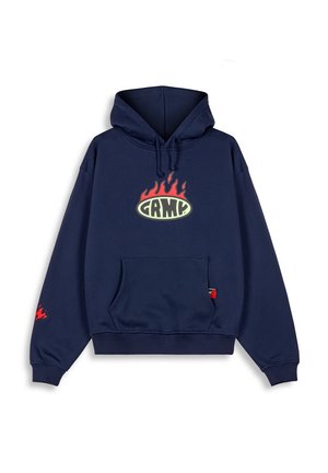 Navy blauwe hoodie gemaakt van een katoenmix, met een voorzak en een vlampatroon "GARM" logo in rood en groen.