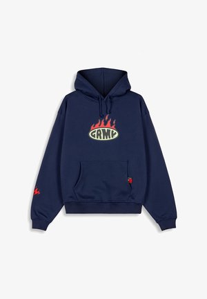 Navy blauwe hoodie gemaakt van een katoenmix, met een voorzak en een vlampatroon "GARM" logo in rood en groen.