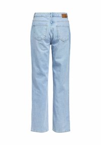 Svijetloplave traperice ravnog kroja s visokim strukom, pet džepova i smešnom kožnom oznakom brenda straga. Teksturirani traper tkanina.