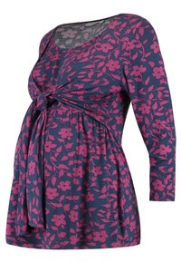 Pitkähihaisessa äitiyspaidassa on tummansininen väri ja vaaleanpunainen kukkakuosi. Siinä on kerrostettu vyötärö ja solmittava yksityiskohta edessä, jotta istuvuus olisi säädettävissä.