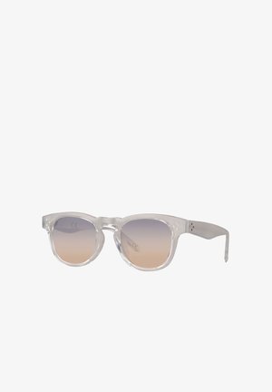Sonnenbrille mit klarem Gestell und runden Farbverlaufgläsern, die von Hellbraun zu Grau übergehen.
