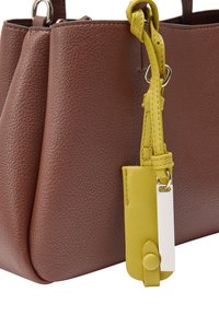 Brązowa skórzana torebka o fakturowanym wykończeniu; z żółtym skórzanym akcentem i metką, zabezpieczona pętelką i srebrnym okuciem.