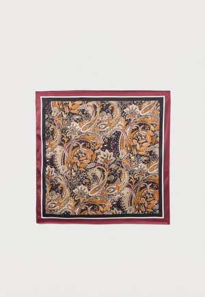 Foulard carré avec un motif floral paisley complexe orange, beige et blanc sur fond noir, bordé de fines bordures blanches, noires et larges bordures rouge foncé.
